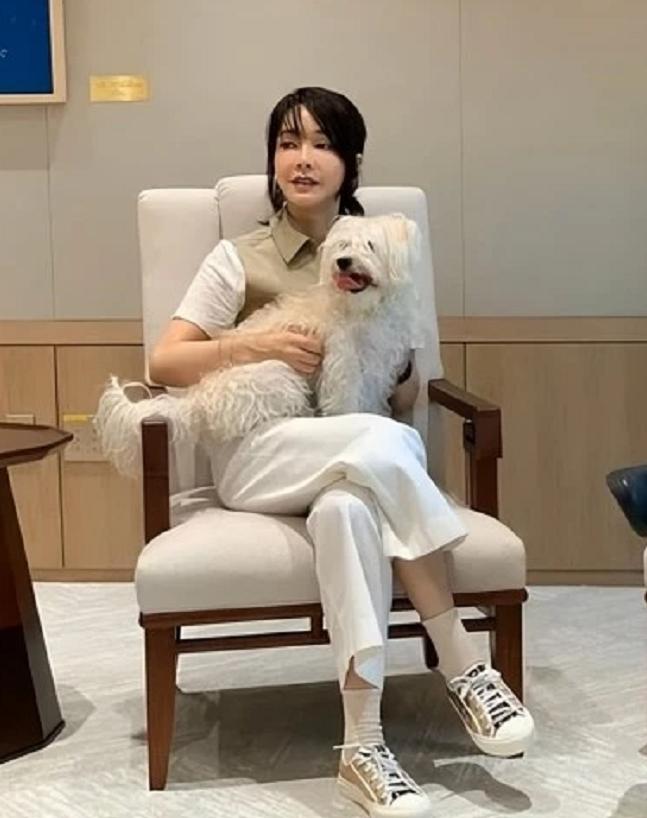 49岁韩国新第一夫人真接地气！穿7千的迪奥鞋遛狗，明星脸火出圈