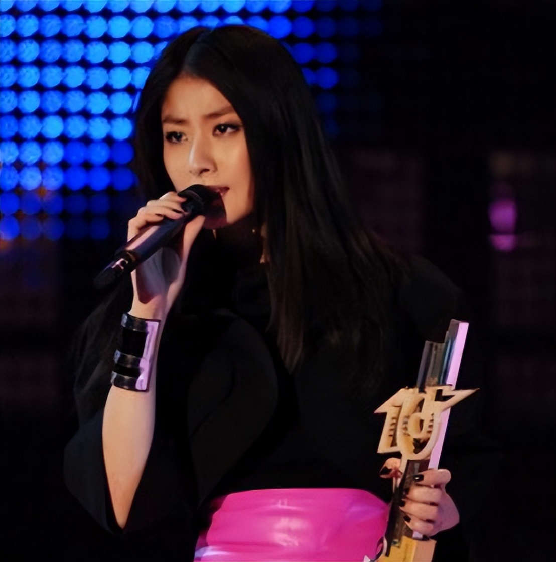 香港大亨不敢惹,50岁活成冻龄,小奶狗高喊林青霞“姐姐娶我”