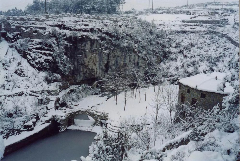 贵州80岁老人隐居深山打造古城,贵州一老人隐居在古堡30年