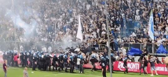 95分钟遭绝杀，112年老店再降级！球迷入场斗殴，焚烧汽车