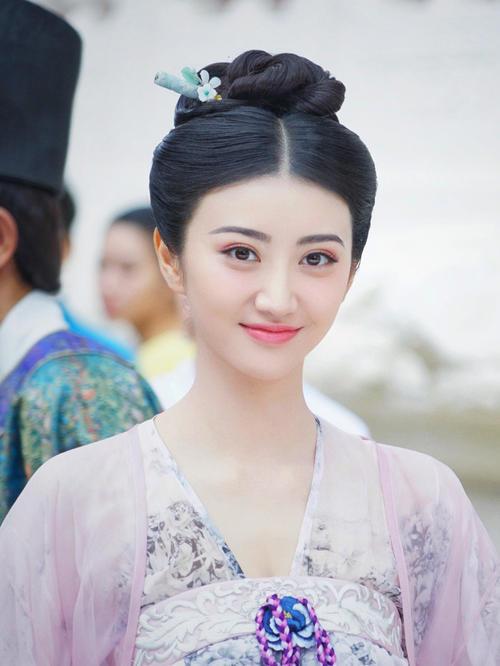 女子割双眼皮失败像瞪眼,女明星割双眼皮对比照