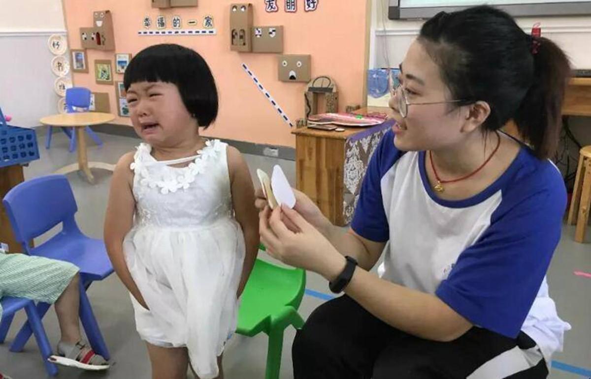 幼儿入园哭闹不想上幼儿园怎么办,幼儿园新生入园哭闹老师哄娃技巧