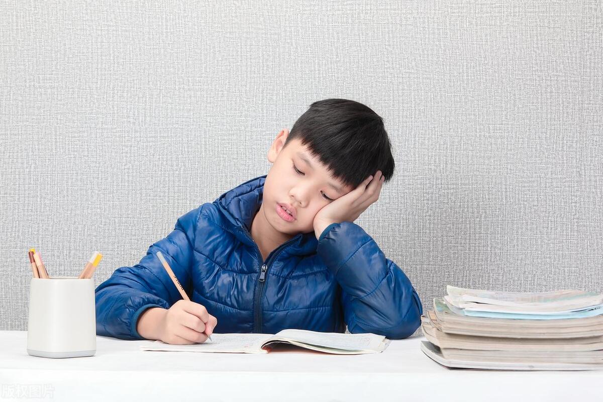 36岁儿子还没结婚，父母每个月给他五千，现在一家人过得很幸福