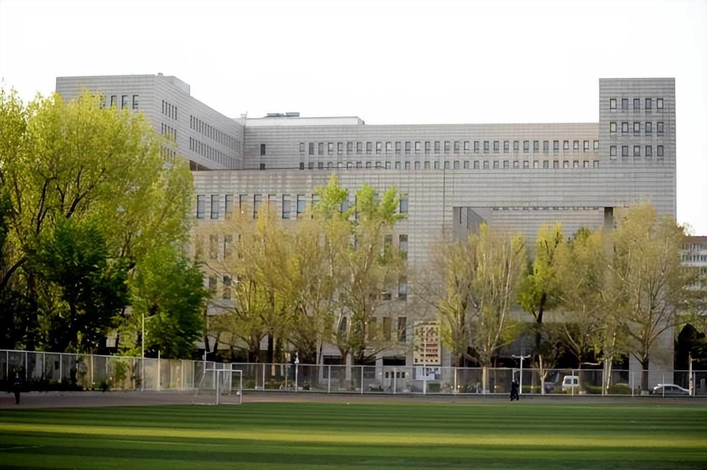 北京外国语大学外交学专业就业,京外毕业生考入外交部最多高校