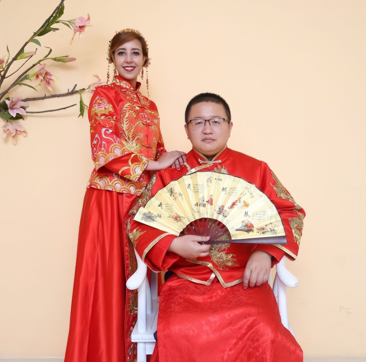 小伙花500万在非洲买了块地,娶黑美女生混血儿,最后赚了5000万