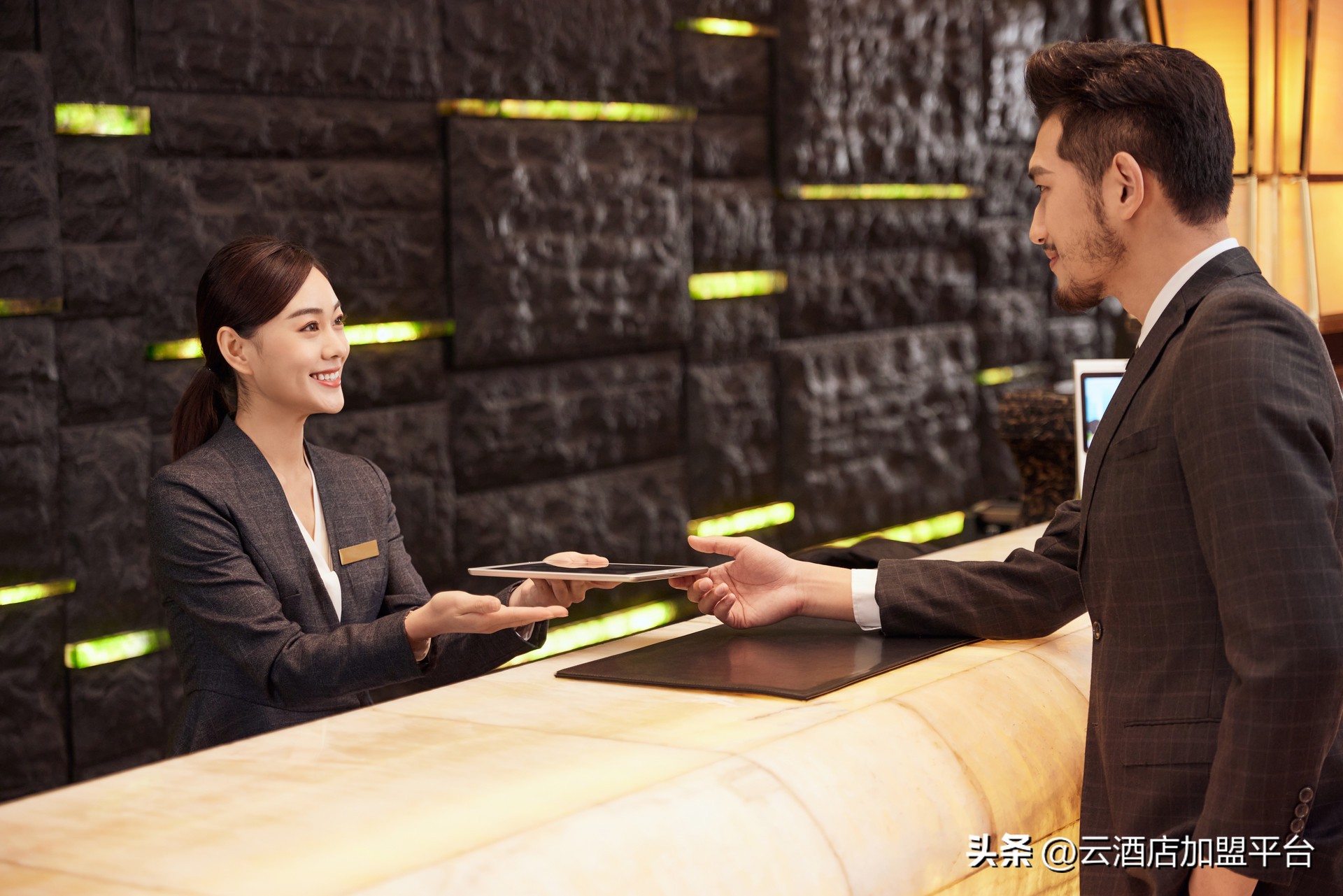 离职员工酒店恶意差评怎么回复,客人差评酒店房间小怎么回复