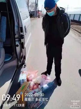 党员志愿者变身跑腿儿,志愿者化身背篓君为居民送物资