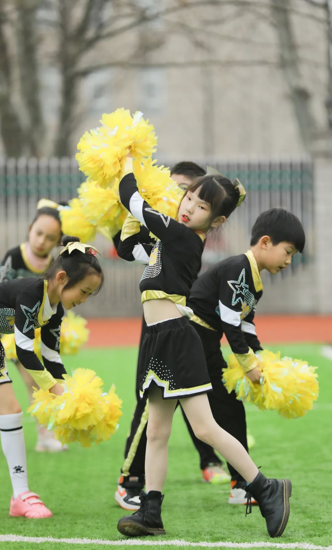 校园足球联赛拉开了帷幕,校园足球联赛圆满落下帷幕