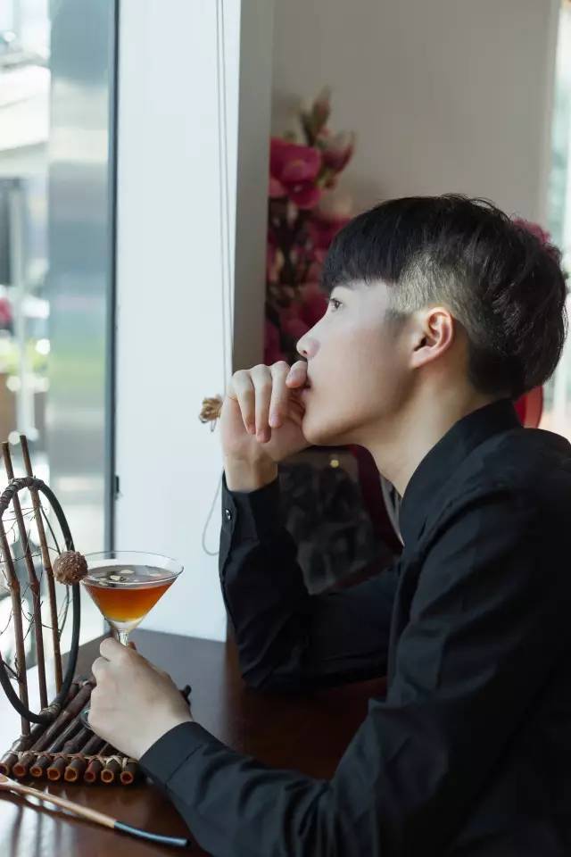 18岁“厂仔们”：月薪3000求帅不求命，娱乐生活懂撩妹找小姐？