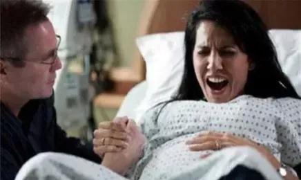 女人生孩子在水中生产,女人生孩子是死胎