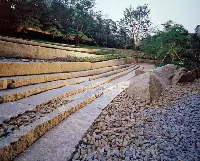 大山里捡回来的石头,大山里的石头块