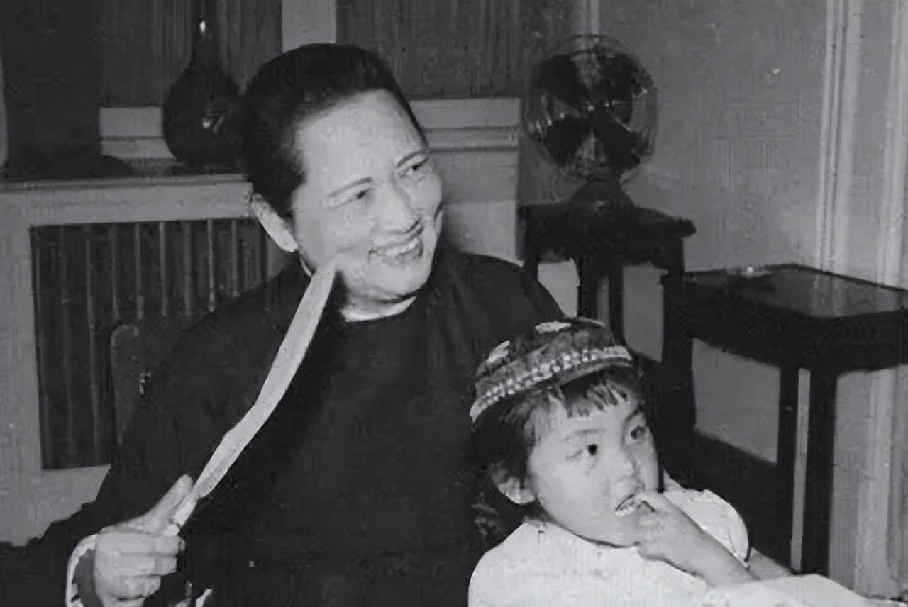 宋庆龄逝世前最后一张照片：无儿无女，保姆担起她的所有后事