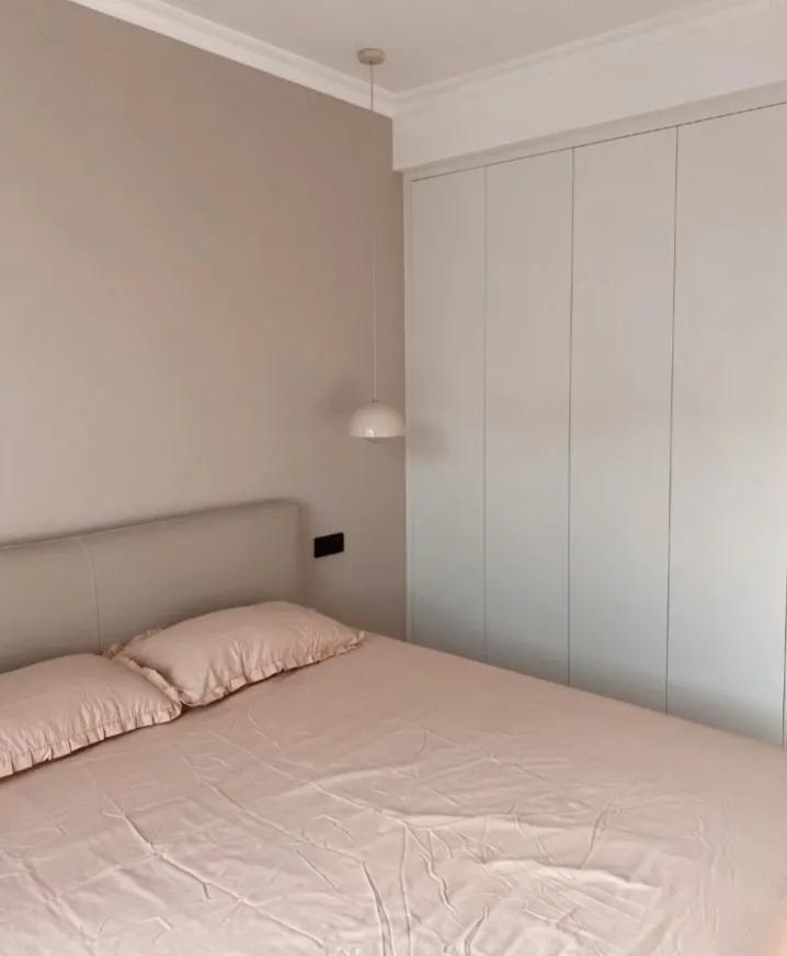 床头背景墙全刷还是刷一半,床头大白墙怎么布置