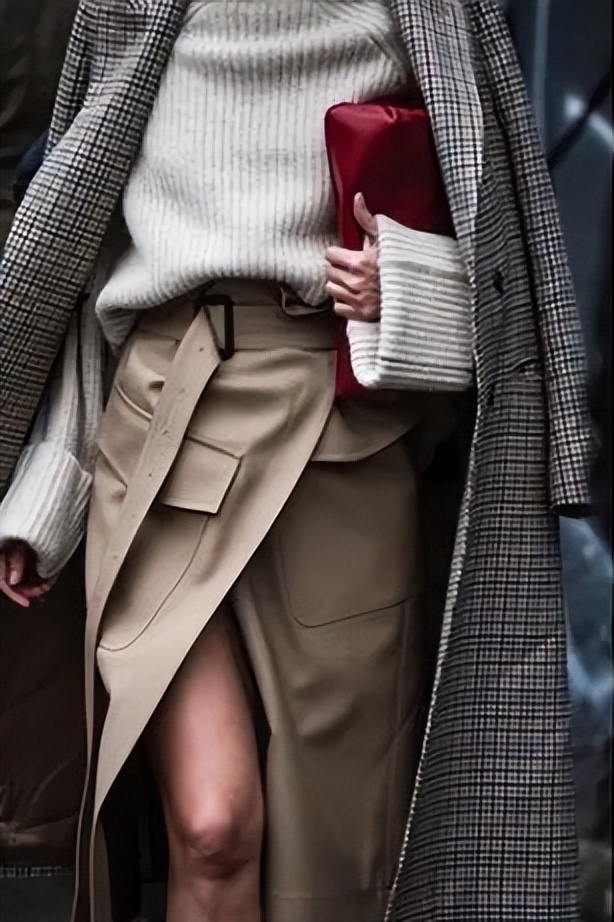 灰色和深灰哪个更适合年轻人穿,暖灰色系搭配灰白满满的高级感