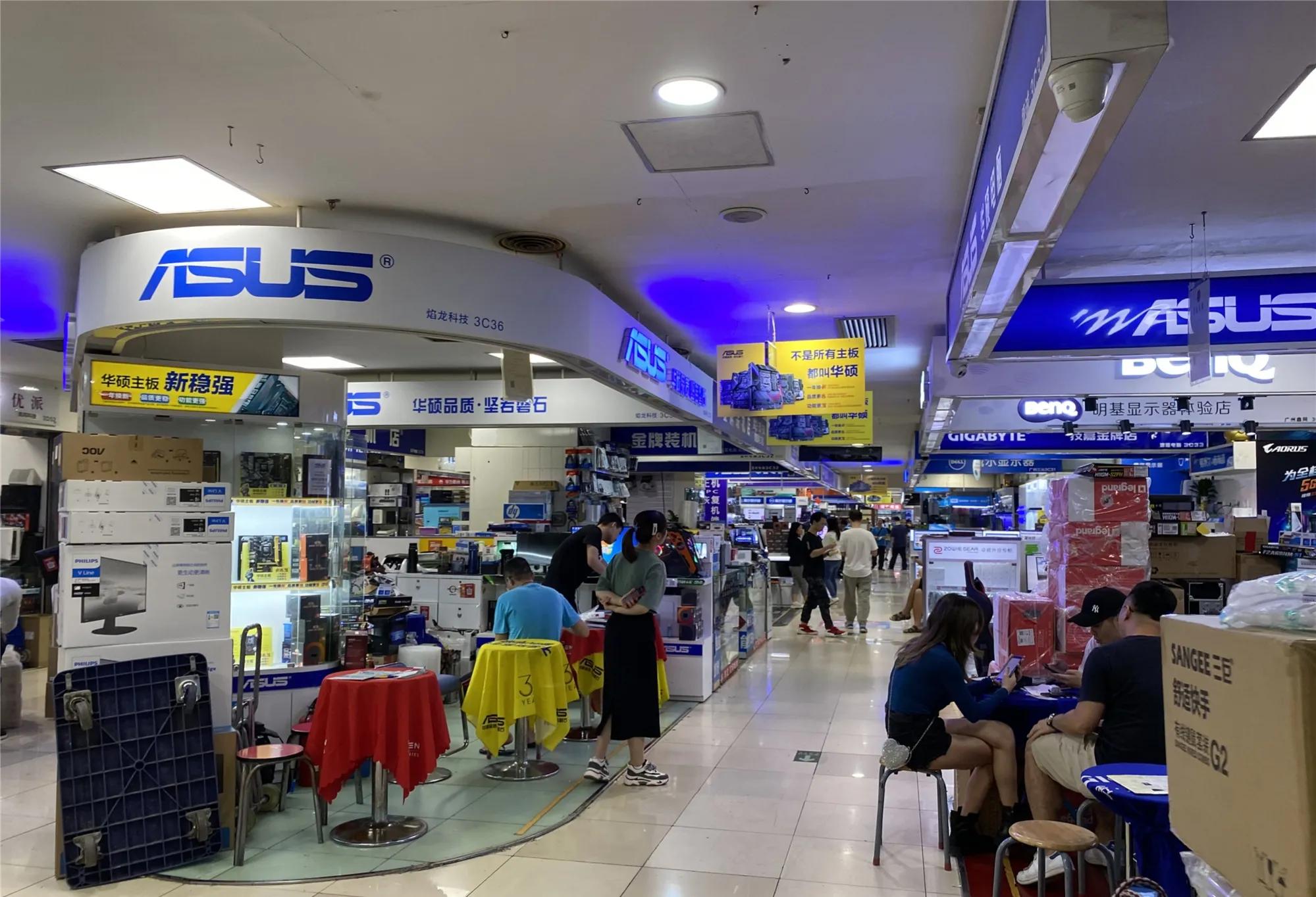 到电脑城遇到富二代配电脑一台主机六万多块钱老板估计赚翻了