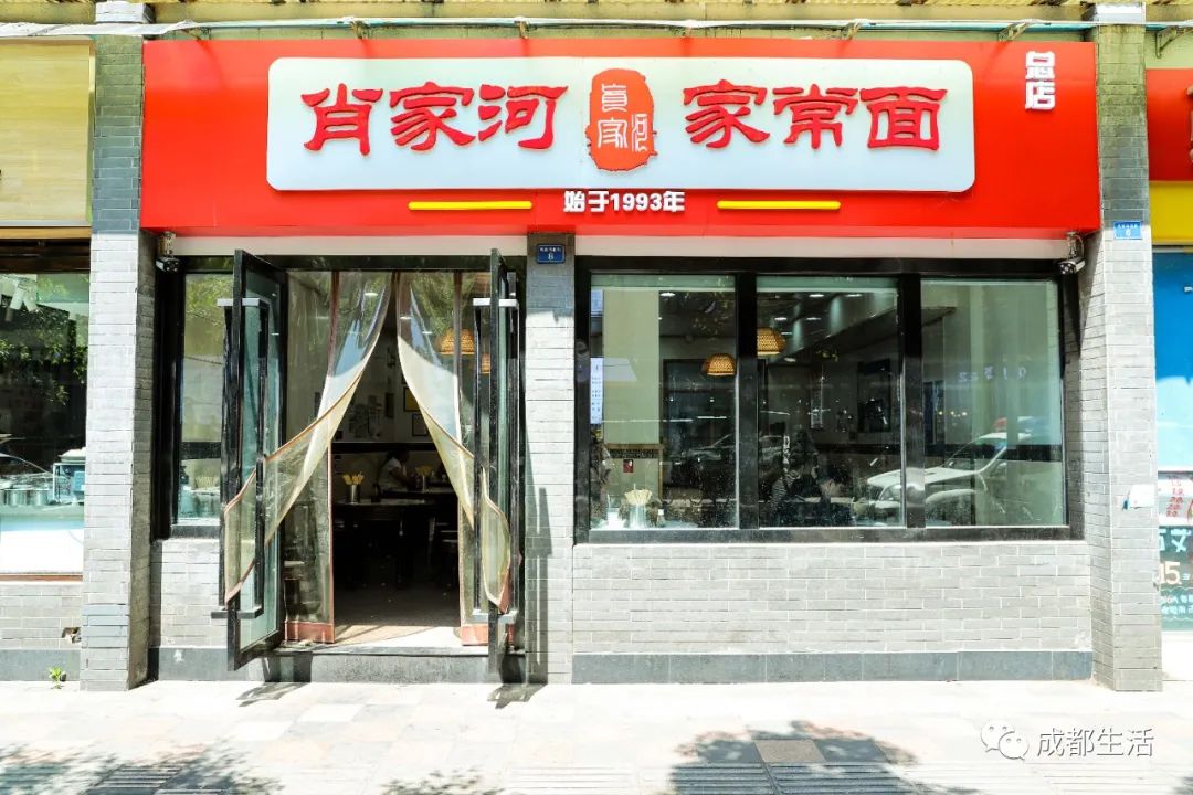 12条时髦老街，长满晒太阳的成都人