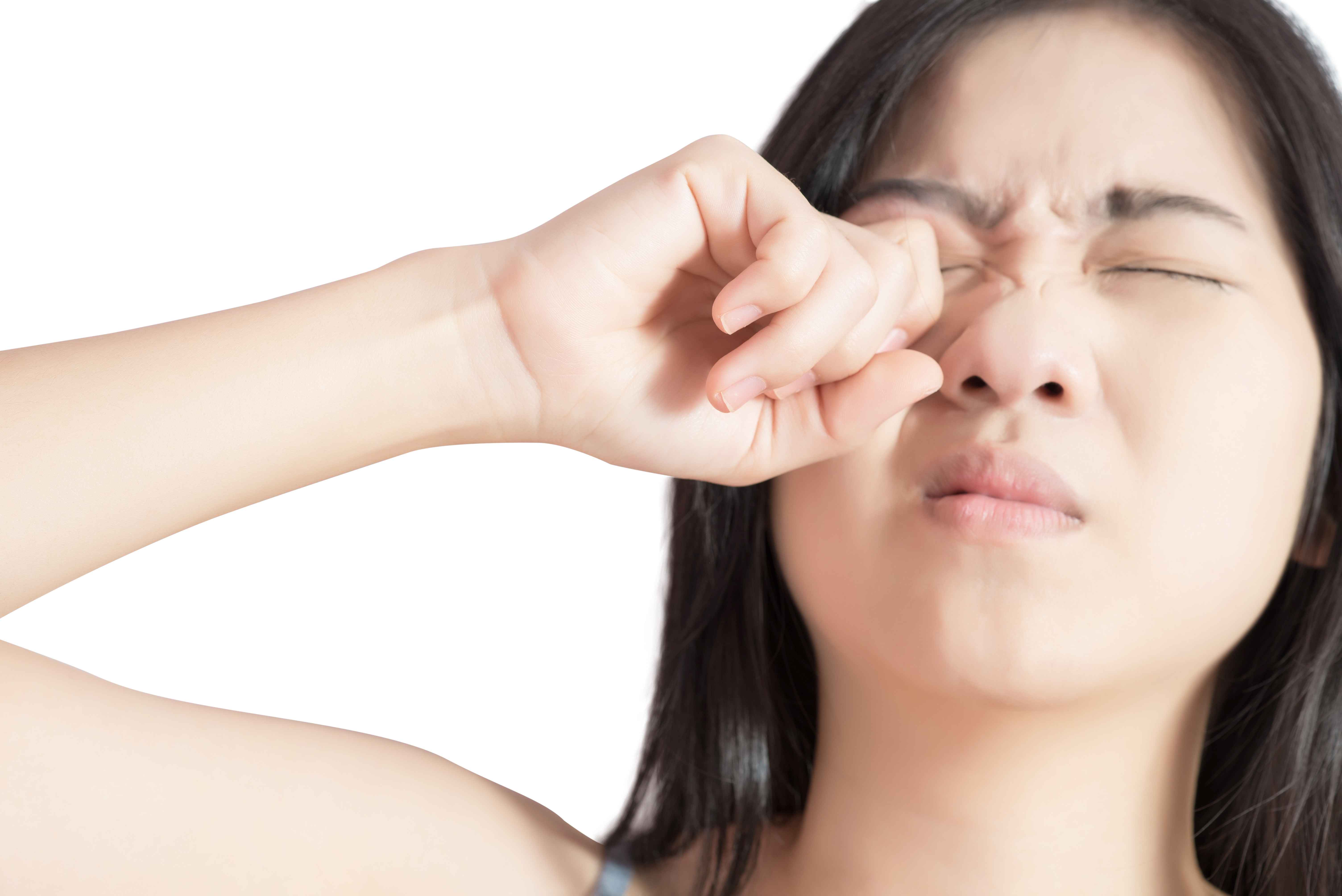 眼睛红肿眼角发痒快速解决办法,眼角常红肿是怎么回事