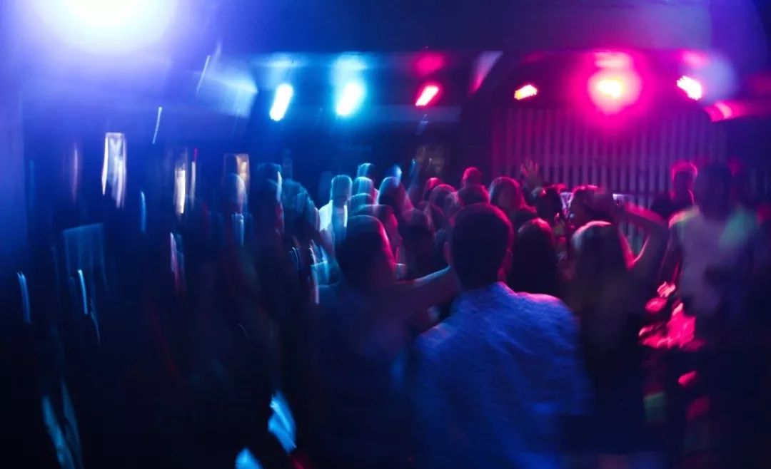 外国姑娘告诉我，模特这行不好做，全靠背地里干兼职