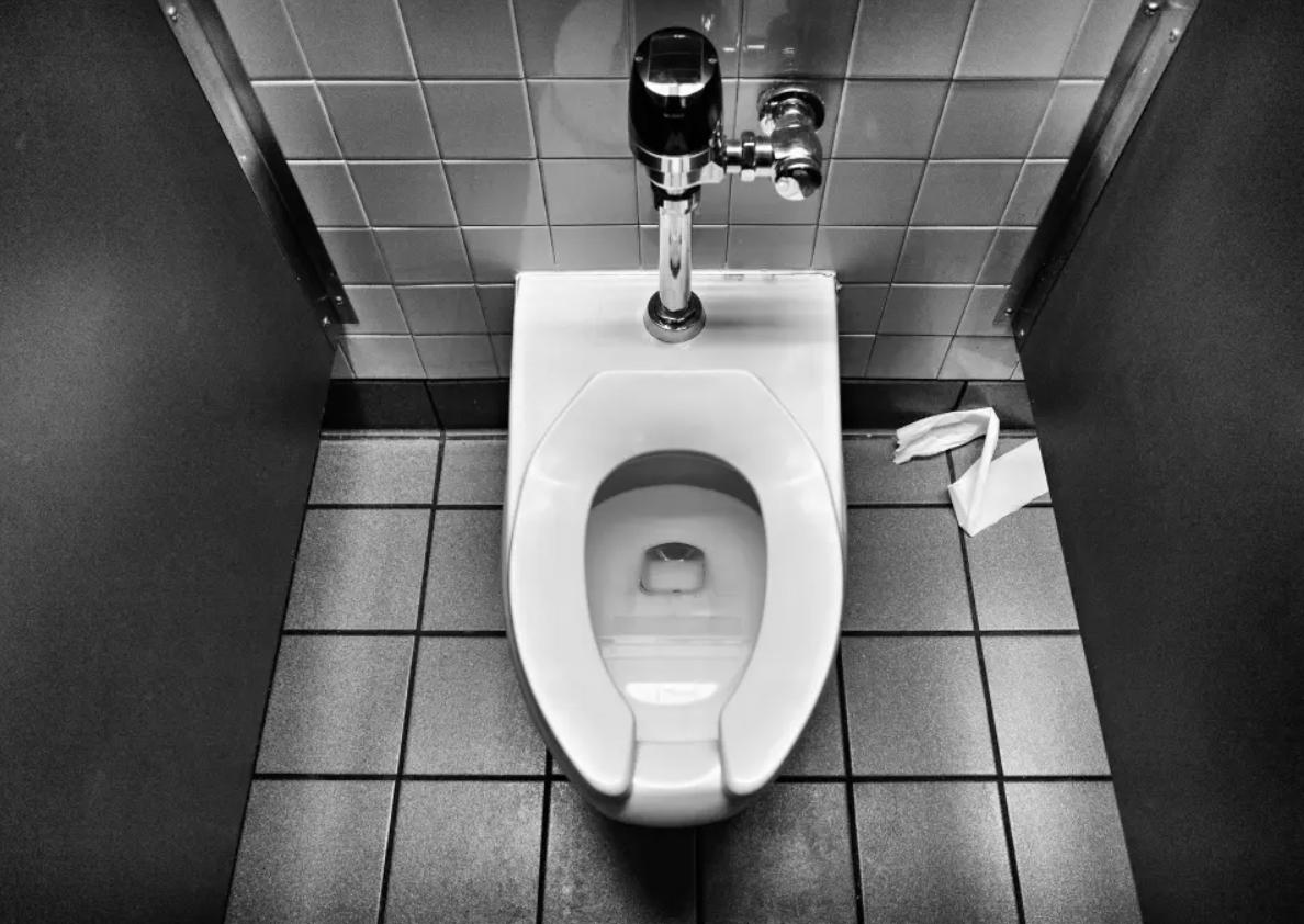 美国马桶前面为什么要设计个孔,美国马桶前面有个缺口怎么冲水