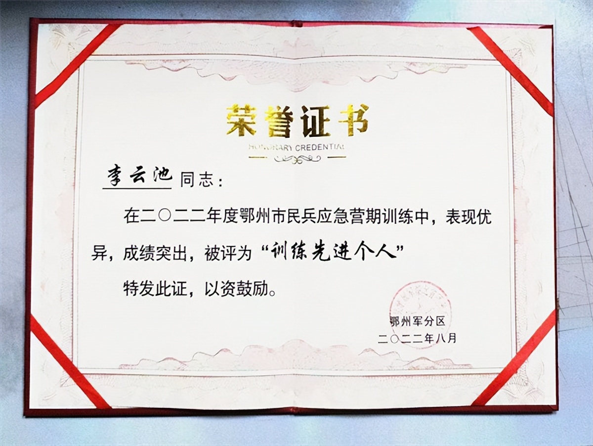 他们来自酒店一线后勤和厨师,鄂州这个酒店青年员工“兵味”十足