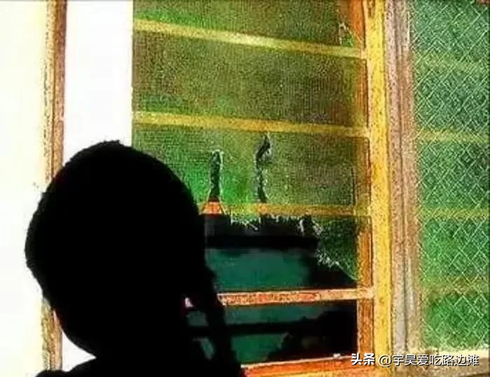 单亲妈妈吸毒被关戒毒所，3岁*女幼**活活饿死家中；涉事民警获刑