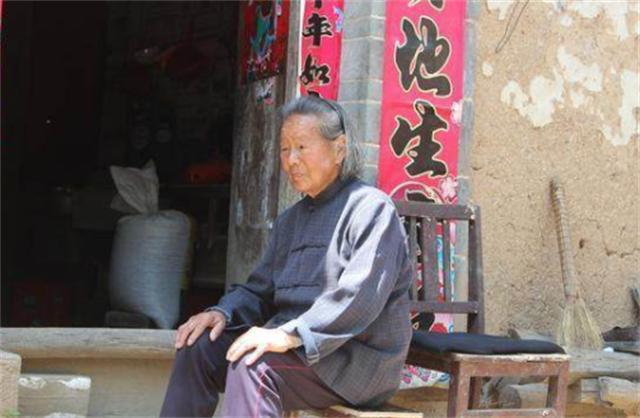 00后小伙靠捡废品养活一家4口,一男子捡垃圾养瘫痪妻子