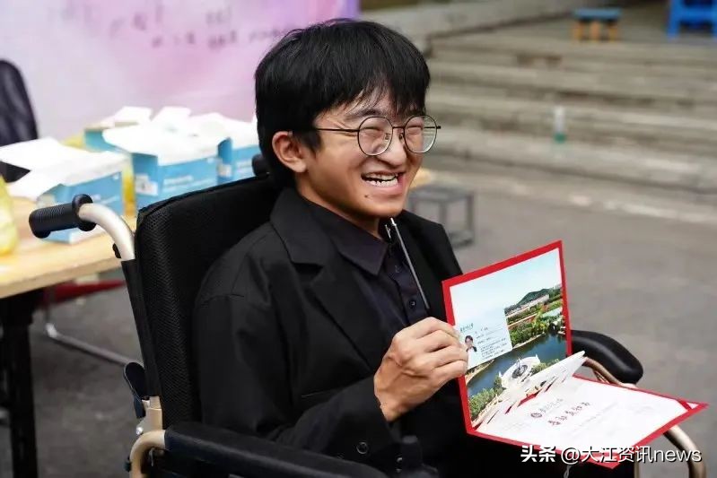 扭扭车男孩卡通,扭扭车男孩站起来