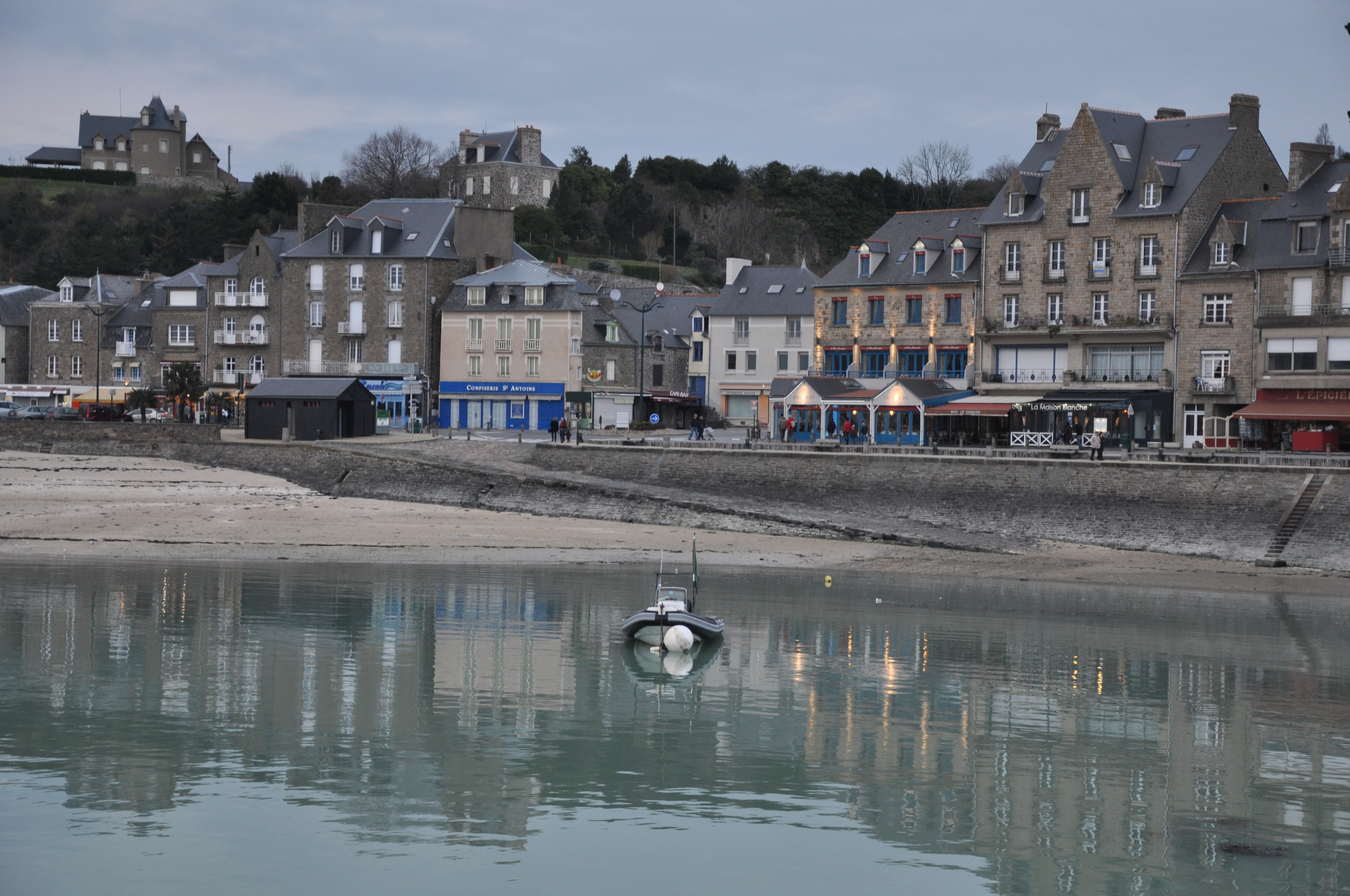 生蚝之都康卡勒：凯撒大帝太阳王拿破仑三世青睐，美味流传两千年