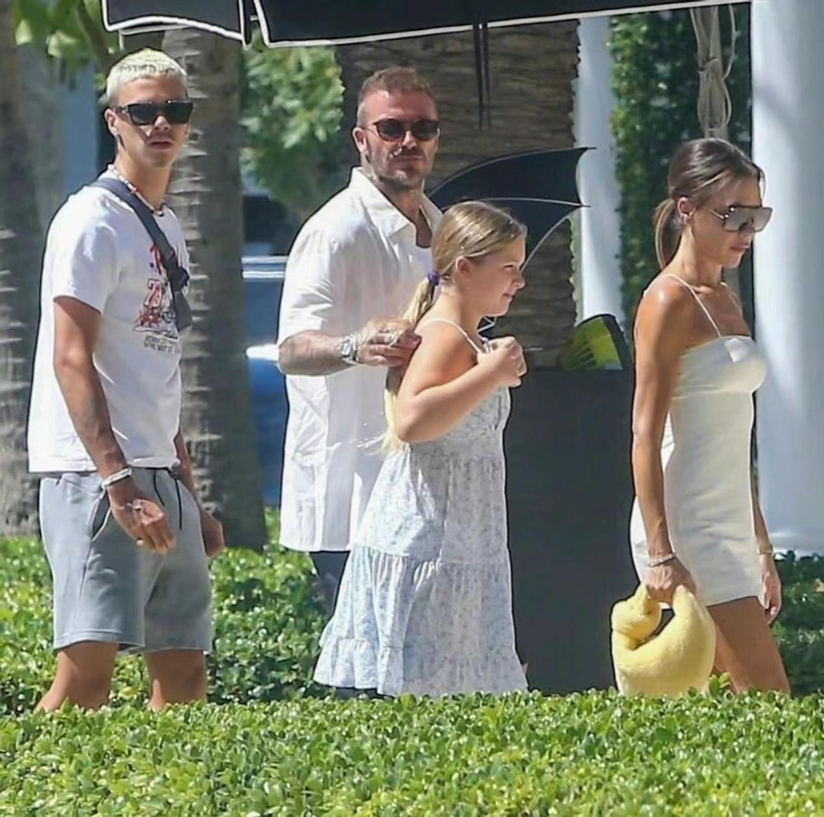 贝嫂懒理婆媳不和传闻！穿吊带裙带女儿做手工，小七胖呼呼真好看