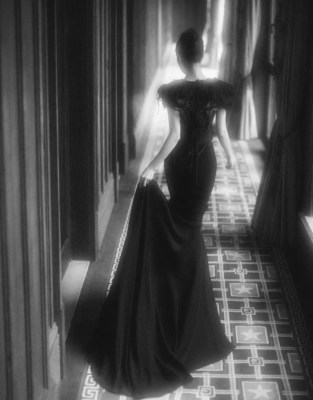 倪妮红毯百变穿搭图,倪妮金色闪光裙高定