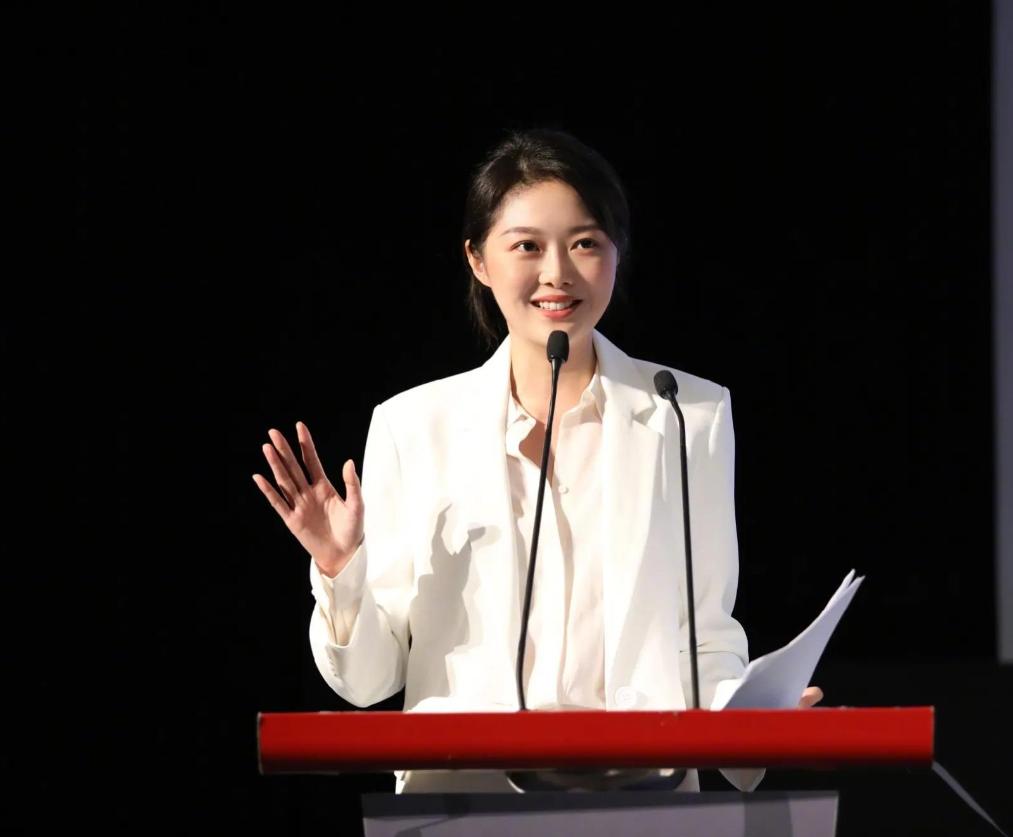 用12年做到从网红到豪门贵妇，“豆瓣女神”晚晚如今怎么样了？