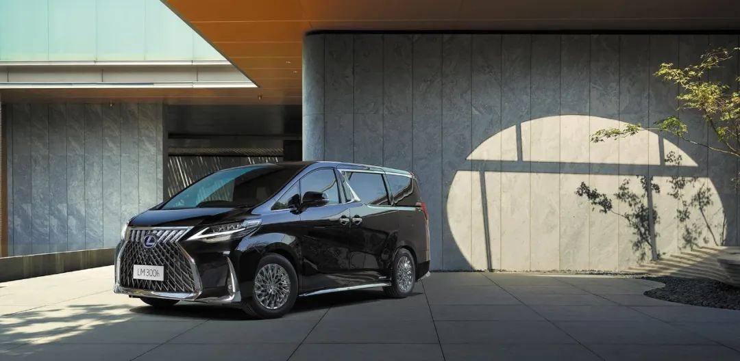 全新雷克萨斯lm500h有7座吗,雷克萨斯lm500h七座和四座怎么选