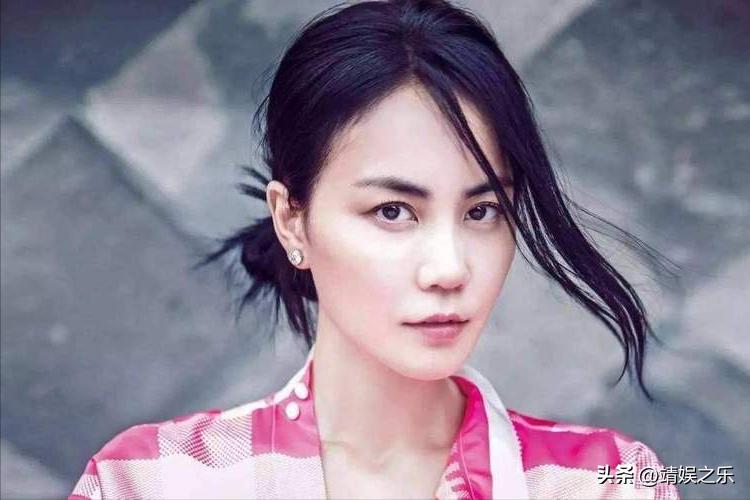 王菲谢霆锋复合七年首合体,王菲谢霆锋挽手同回北京在撒狗粮