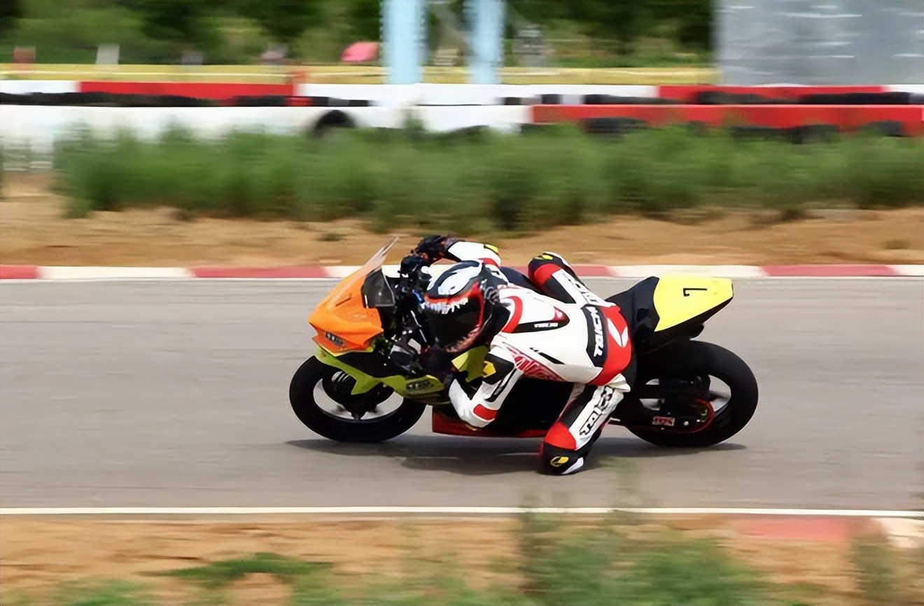 痞幼红色的摩托车,痞幼红色摩托车