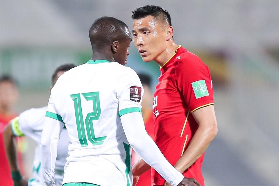 于大宝摊手戴伟浚，为什么不回传？因为戴伟浚知道当时中国队落后