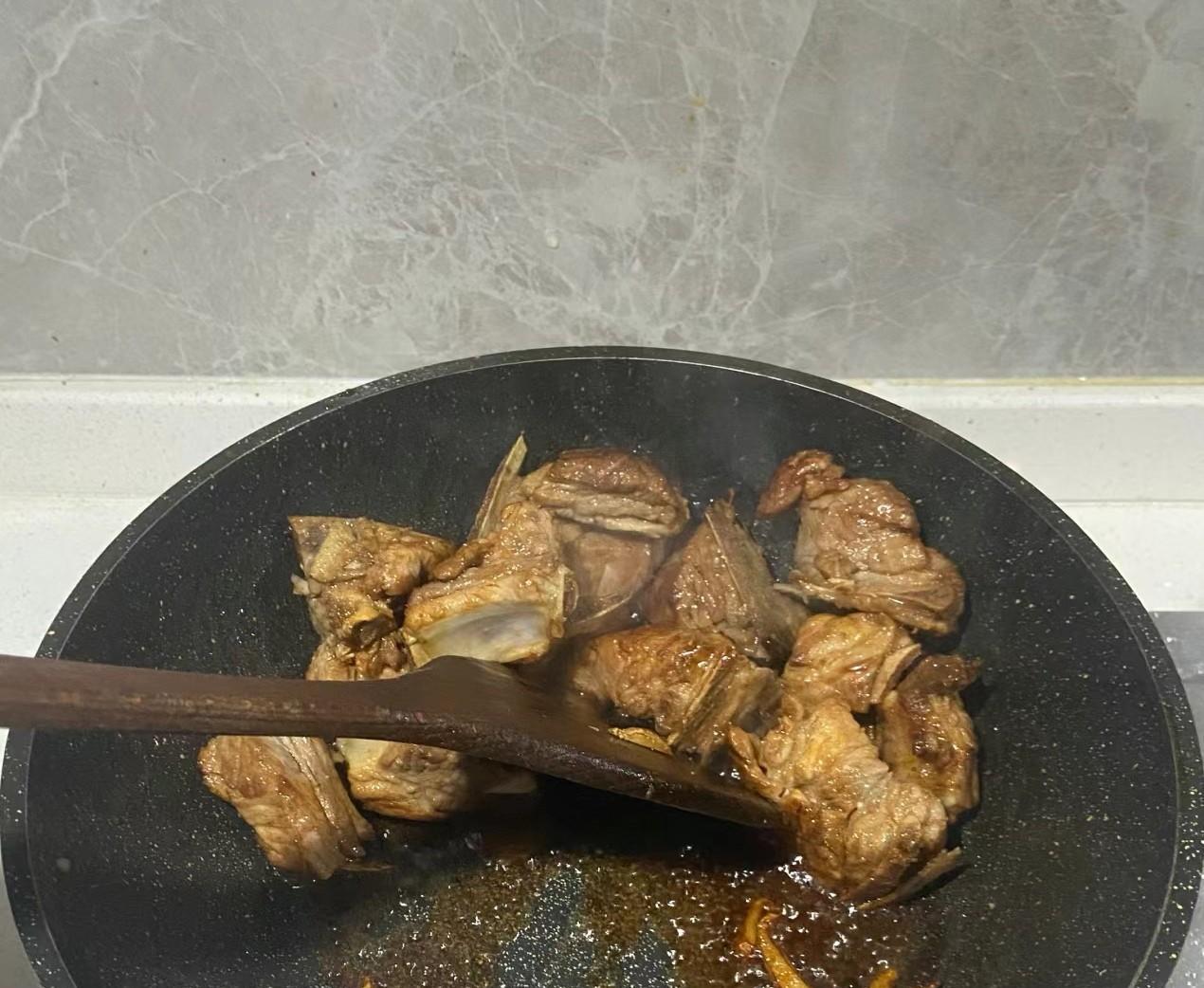 不沾锅VS铁锅：选购厨具大揭秘