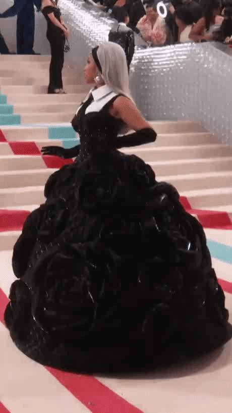 拖把头、海底生化人穿搭，美国这最受瞩目的一夜，如“群魔乱舞”