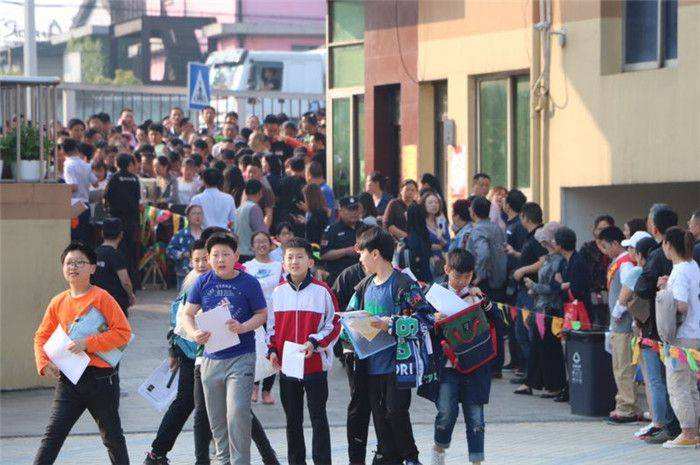 看完广东小升初简历，突然感觉自己“不配生二胎”，年轻人叹息