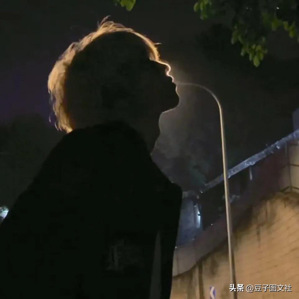 男生头像氛围感克莱因蓝,氛围感孤独动漫头像