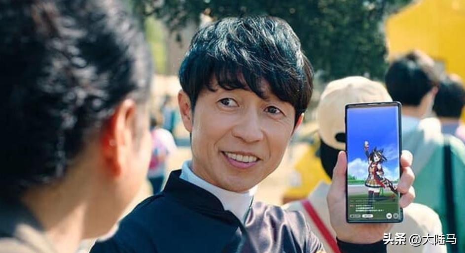 因中国要扫健康码，53岁日本“国宝”骑师买了人生第一部智能手机