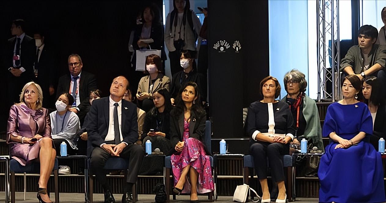 太太团在广岛G7放大招了！吉尔换成紫裙好高贵，日本夫人蓝裙翻车