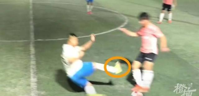 鑳屽悗椋炶剼韪逛汉瑙嗛鍚庣画,鐢峰瓙鑴氳涪瓒崇悆琚鏂规墦