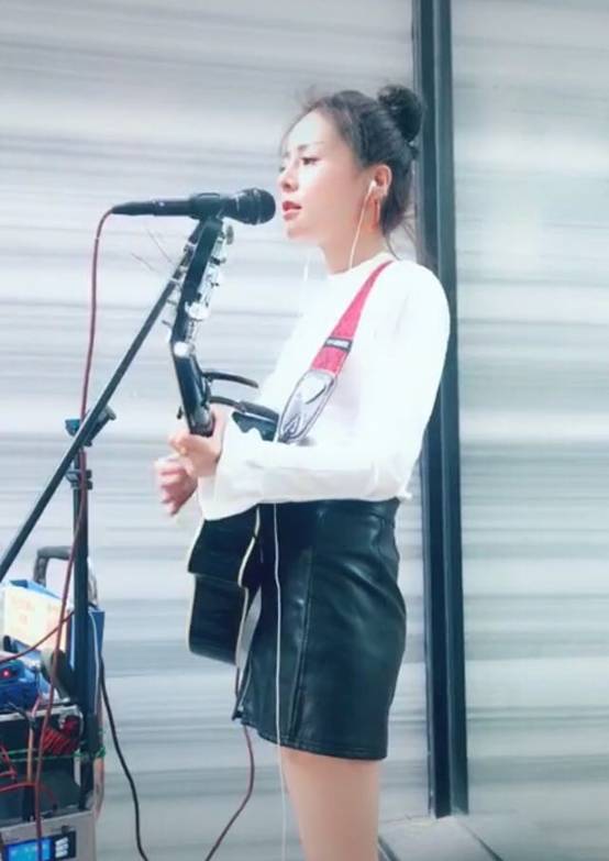 花姐：草根逆袭！一首《狂浪》赚千万，从流浪歌手变成顶级网红