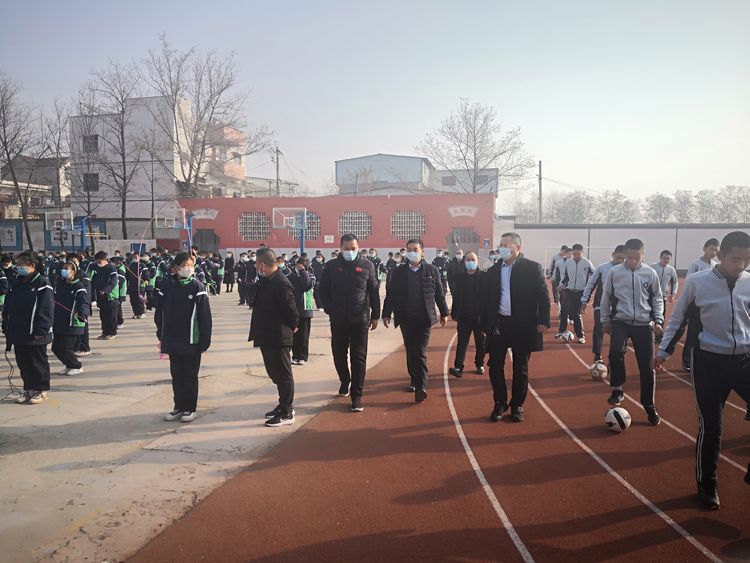 新密市校园足球,阳光体育快乐足球黑板报