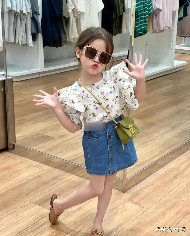 母亲在地铁里为小女儿拍摄成人视频，引爆了无数臭宝贝软色情！