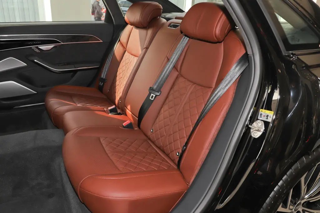 号称西装暴徒，配4.0TV8发动机，4秒破百，带你体验奥迪S8