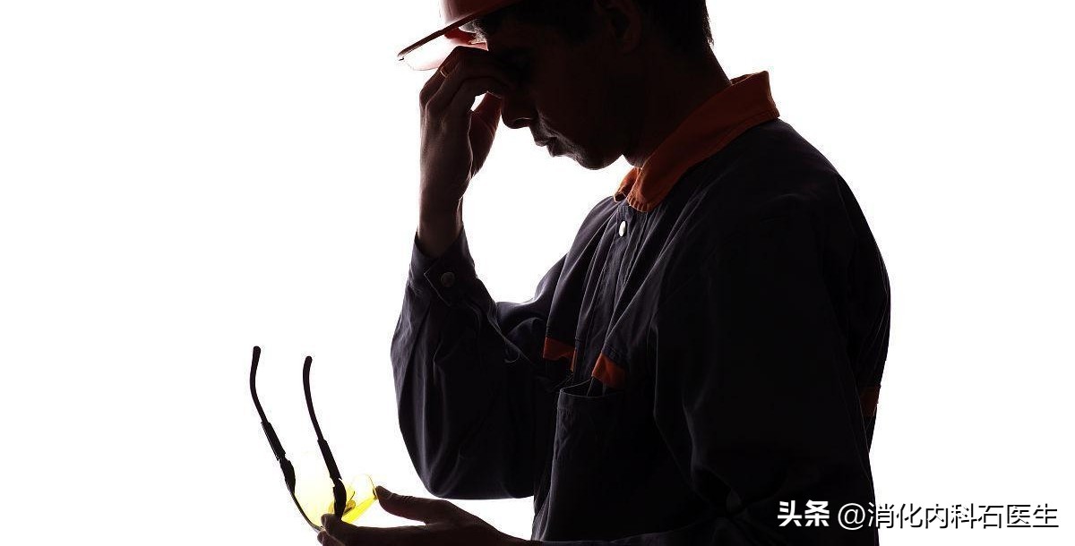 农民工头痛，按脑炎治疗无效，主任查房大怒：这个地方为啥没摸？