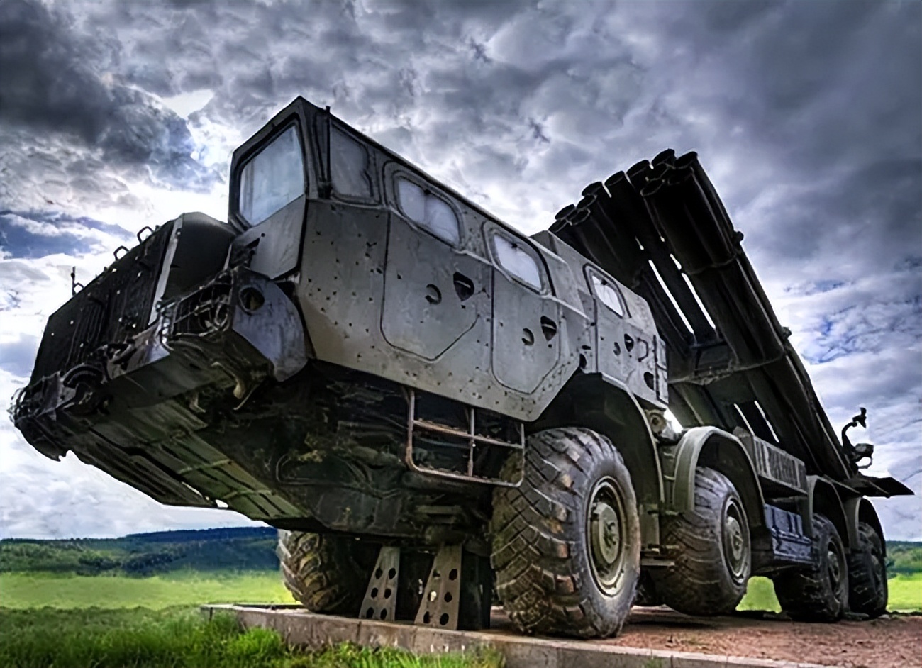 俄乌战场107毫米火箭炮,俄罗斯bm30火箭炮发射击中目标