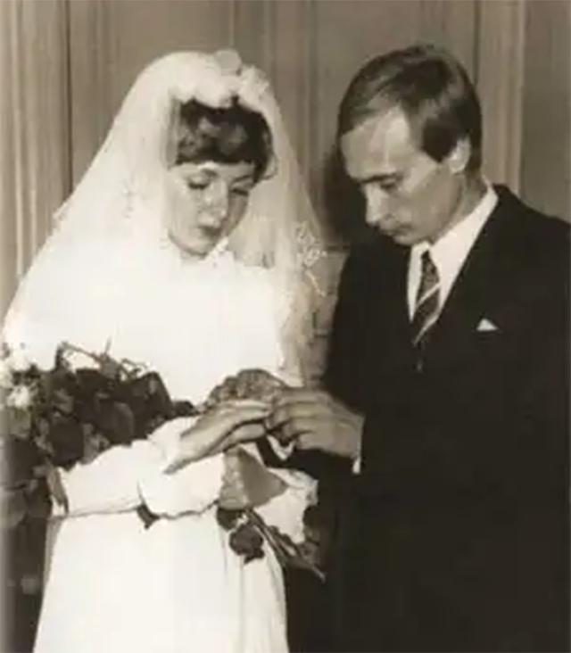 普京当选总统后第一件事,普京当选总统后流泪讲话视频