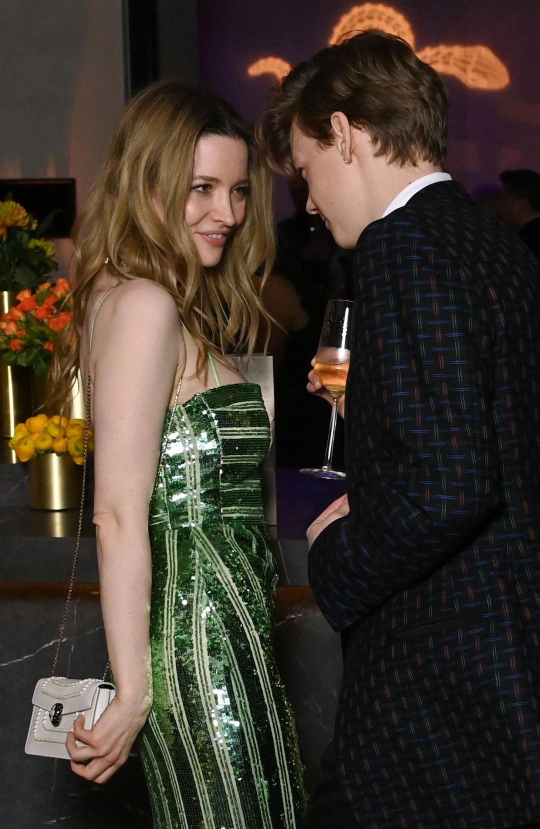 两次甩掉马斯克，绝美女星和英国最帅童星官宣！甜到像拍偶像剧